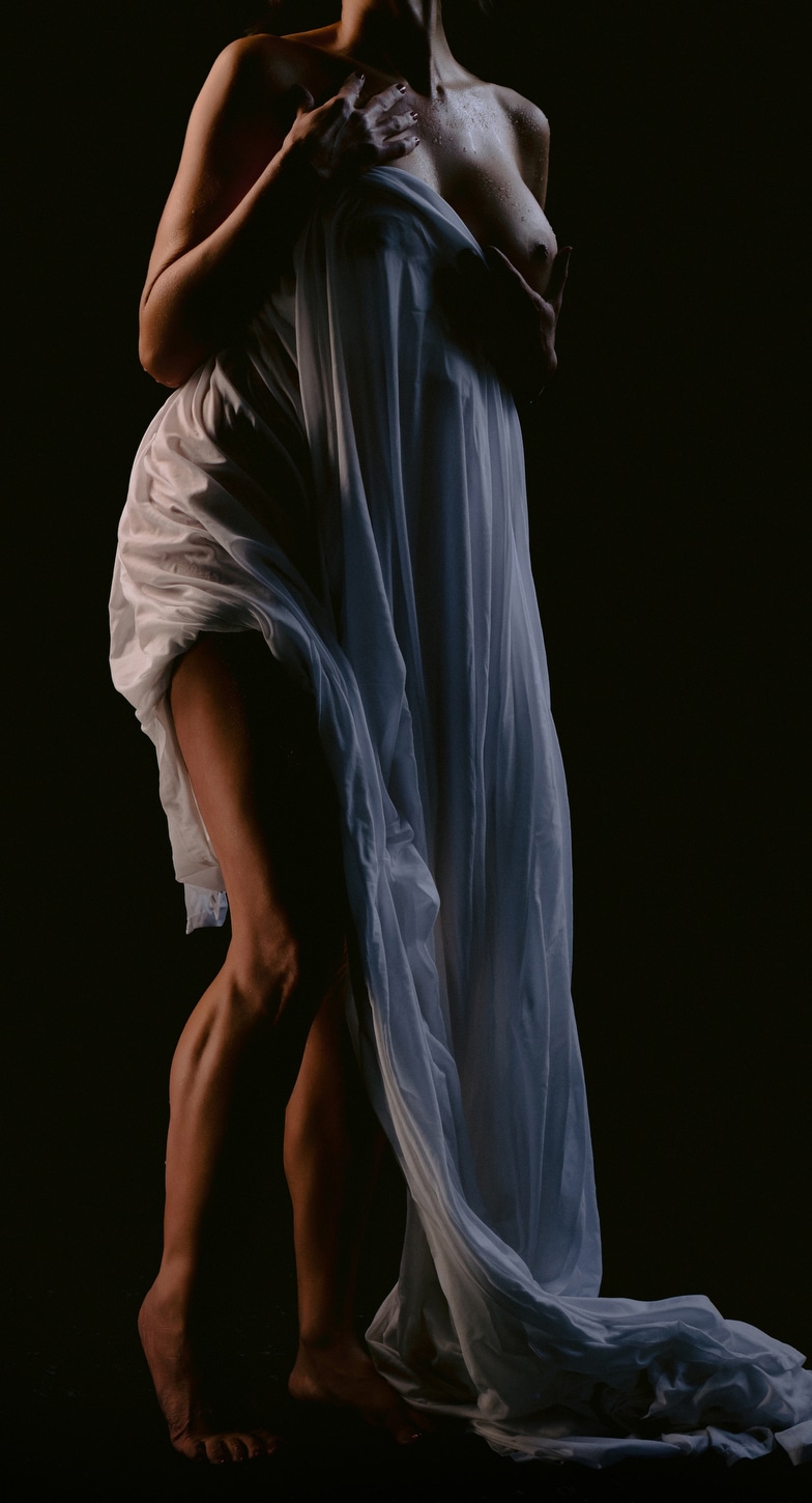 Bold and vulnerable boudoir photo without a visible face — emphasizing raw emotion and powerful storytelling.